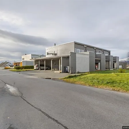 Cozy Terrace House With 3 Bedrooms And Parking Tromsø